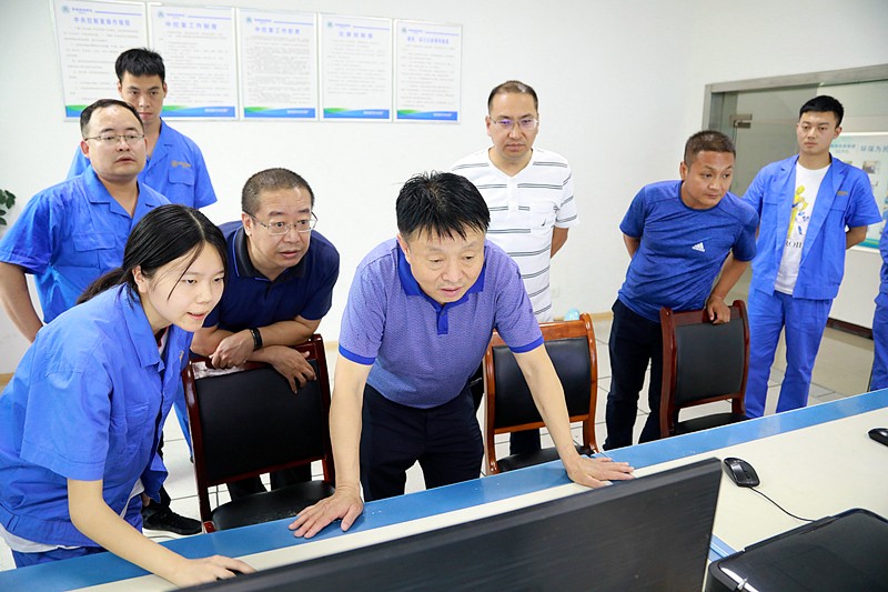 熊良虎在镇安污水处理厂调研时指出：以守护人民群众喝上清洁的水、放心的水为出发点，，，，助力打好碧水守卫战