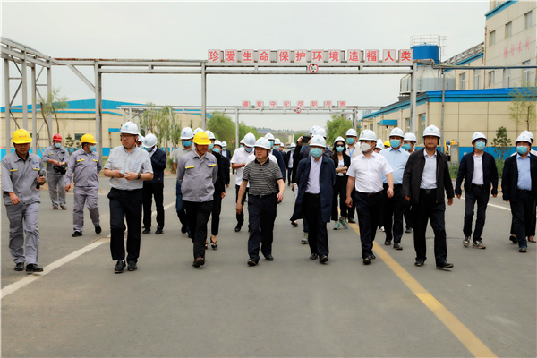 uwin电竞集团复工复产促增添项目观摩聚会与会职员走进大秦国源三秦环保秦邦园区在榆项目