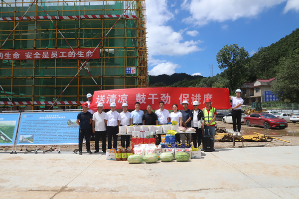 uwin电竞集团开展“送清凉”活动 关爱一线职工
