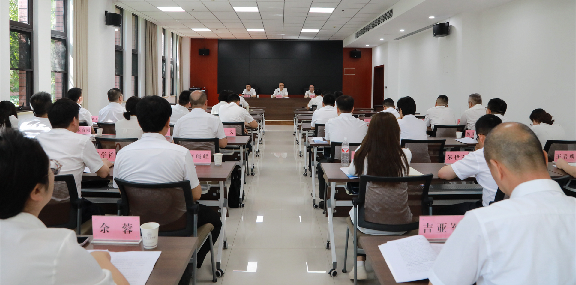 uwin电竞集团党委召开深入贯彻中央八项划定精神学习教育集中整治事情推进会